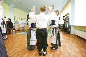 Nesulaukę tautinių kostiumų darželiai siuva juos patys