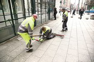 Atgrubnagiams statybininkams tenka Vilniaus gatvės broką taisyti už dyką