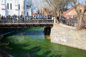 Vilniečius nustebino neįprastos spalvos upės vanduo