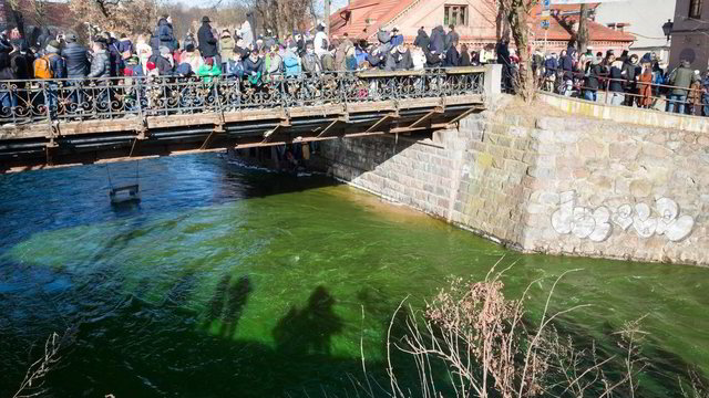 Vilnelės upė šiandien nusidažė žalia spalva
