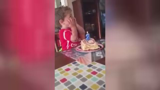 2 metų berniukas apsiverkė per gimtadienį – priežastis privers juoktis