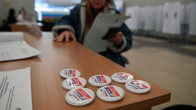 Rusijoje žmonės plūsta balsuoti, bet nuogąstauja, kad jų balsai reikšmės neturi