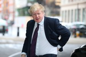 Borisas Johnsonas prognozuoja Londono sankcijas, kurios kirs per rusų piniginę