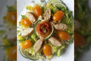Žuvies mėgėjai neliks abejingi: salotos su kepta menke ir avokadų padažu