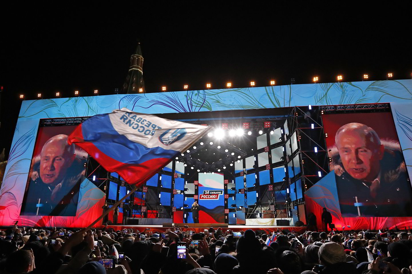 V.Putino pergale kai kurie rusai džiaugėsi kiaurą naktį.<br> AP nuotr.