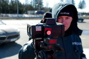 Su nauju matuokliu dirbantys pareigūnai parodė jo gudriausią savybę: kaip išsiaugina baudą