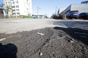 Pasakė, ką daryti pamačius duobę, kad smūgis mašinai būtų kuo mažiau pavojingas