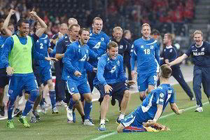 Puikiai kamuolį valdančio Islandijos prezidento Rusijoje nebus – ragina jungtis ir kitus 