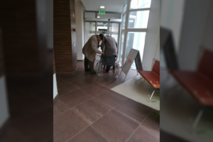 Poliklinikoje senolių situacija sugraudino – parduotuvėje rodo daugiau pagarbos