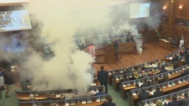 Neramumai Kosovo parlamente – opozicijos atstovai paleido dūmus
