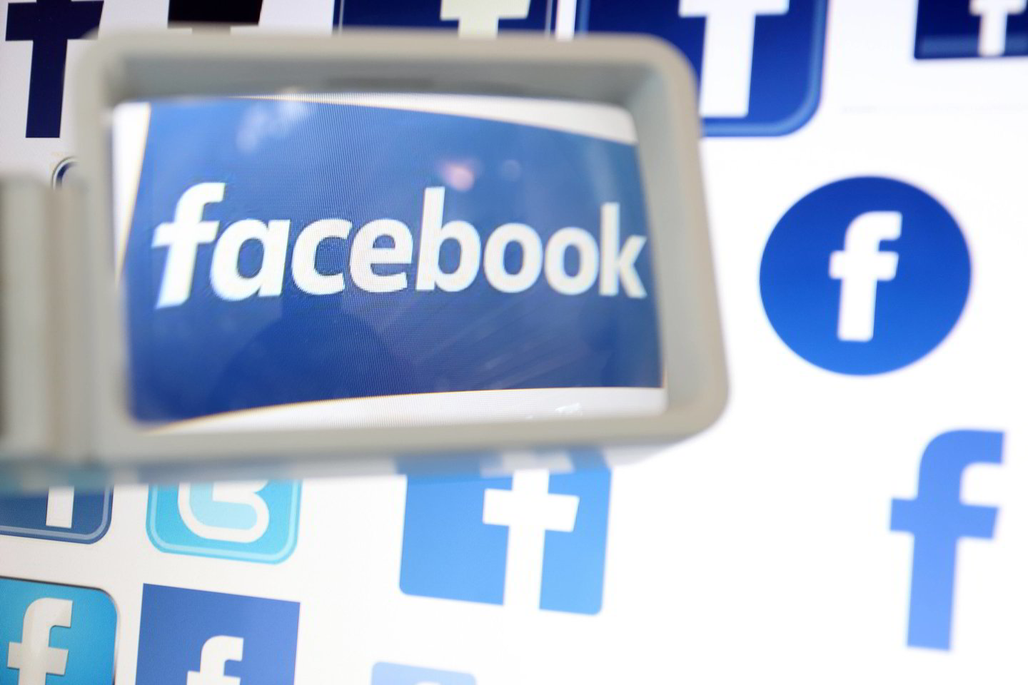 Tačiau tiek „Facebook“, tiek ir „Cambridge Analytica“ kaltinimus netinkama veikla neigia ir kaltina akademiką Aleksandrą Koganą.
