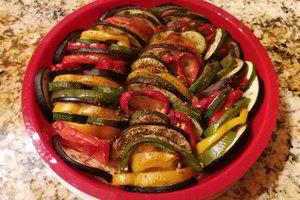 Orkaitėje arba kepsninėje ruoštas lašišos ir daržovių troškinys