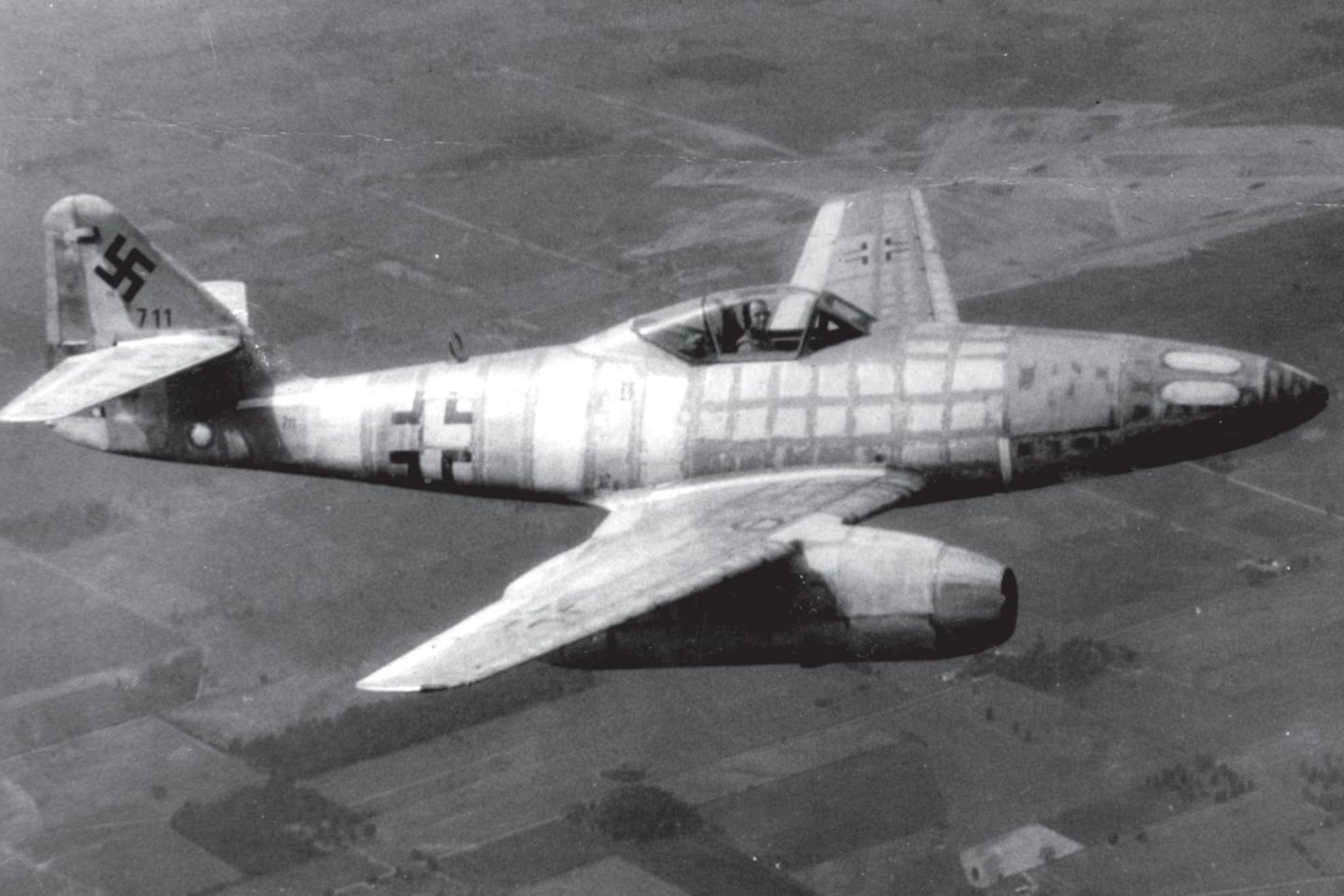  Pirmasis Me-262 pateko į sąjungininkų rankas, kai 1945 m. kovo 31 d. pasidavė jį pilotuojantis vokiečių lakūnas bandytojas.<br> Leidėjų nuotr.