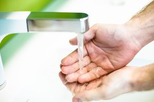 Medikai įspėja apie per vandenį plintančias infekcijas