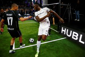  Usainas Boltas žaidė futbolą su Maradona