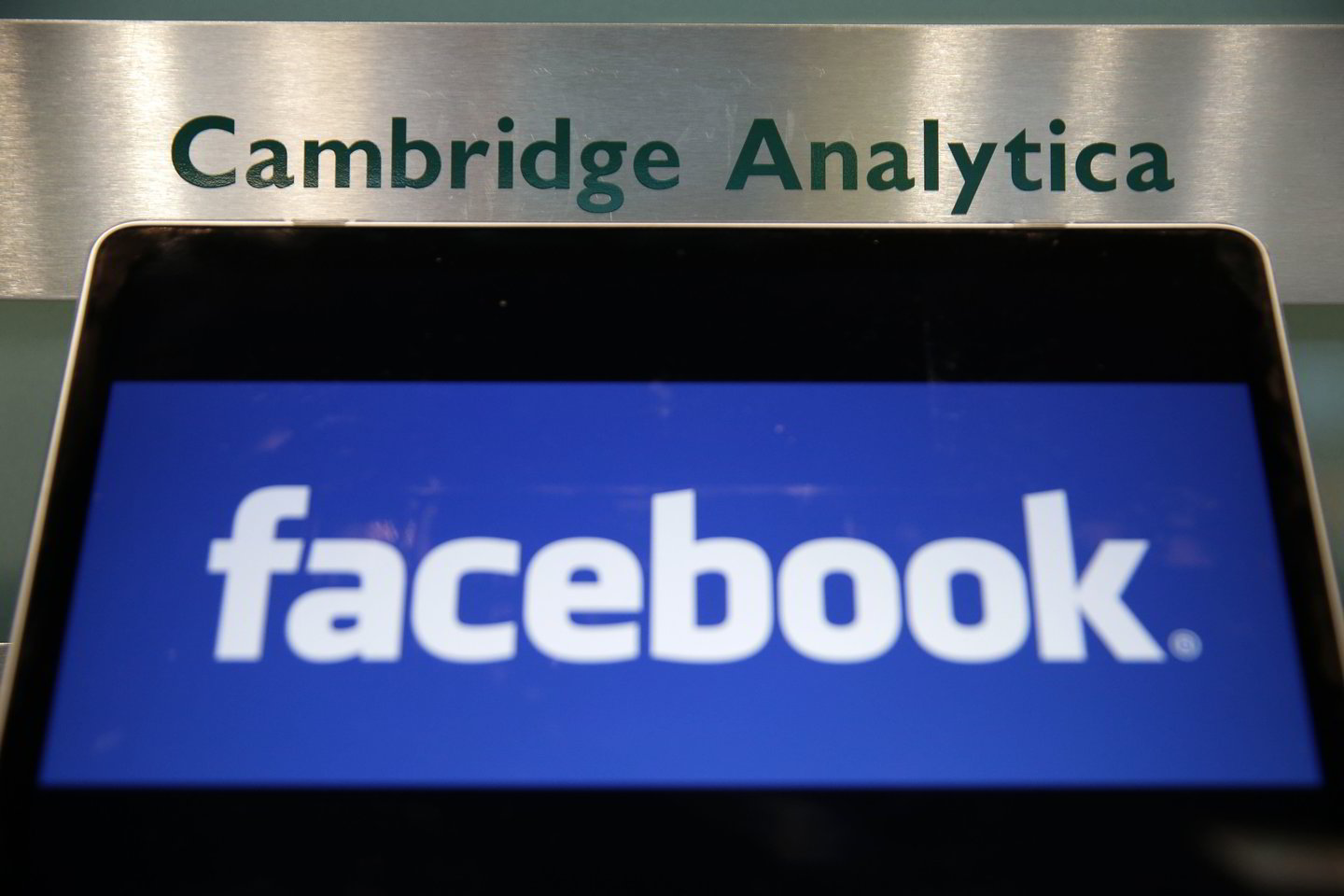 skandalas įsiplieskė, kai buvo paviešinta medžiaga, rodanti, jog Britanijos duomenų analizės įmonė „Cambridge Analytica“ (CA), sugebėjo sukurti 50 mln. „Facebook“ vartotojų psichologinius profilius, pasitelkusi psichologinį portretą kuriančią programėlę.