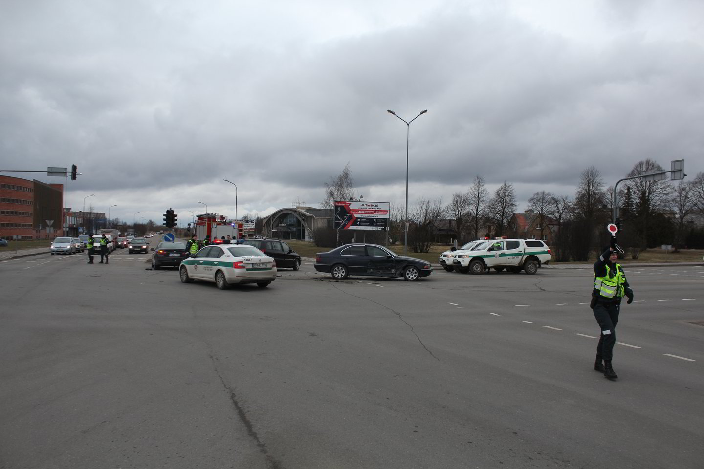  Į dviejų BMW avariją atvykusią policininkę Šiauliuose partrenkė „Opel“.<br> R.Vitkaus nuotr.
