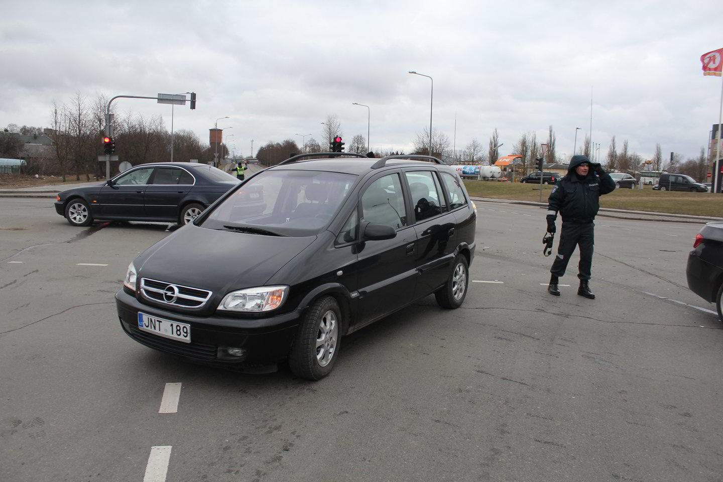  Į dviejų BMW avariją atvykusią policininkę Šiauliuose partrenkė „Opel“.<br> R.Vitkaus nuotr.