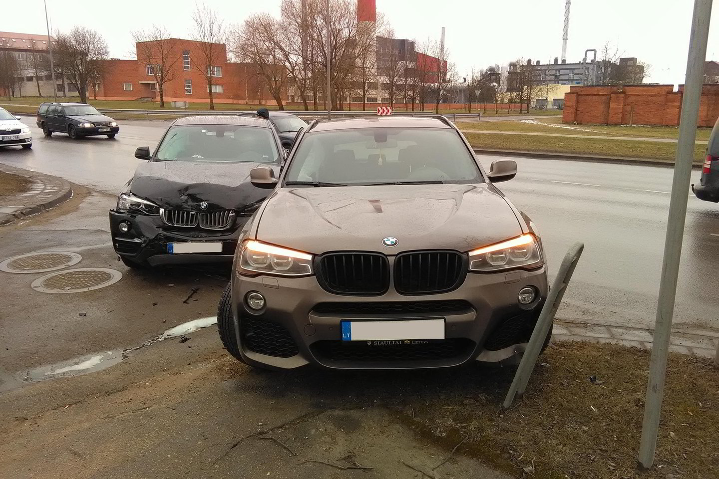 Apie kitą avariją – Šiauliuose, Pramonės gatvėje, susidūrusius BMW X3 ir BMW X4 automobilius – policijai buvo pranešta 10 val. 30 min.<br> Šiaulių AVPK nuotr.