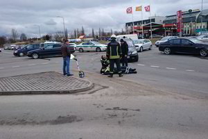 Policija paviešino įrašą, kuriame matyti, kaip Šiauliuose buvo partrenkta pareigūnė