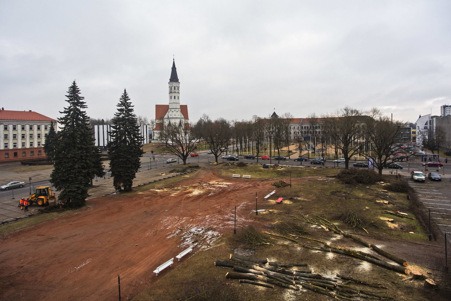Šiaulių miesto Prisikėlimo aikštė kertama plynai - joje liks tik keturi ąžuolai ir du klevai.<br>G.Šiupario nuotr.