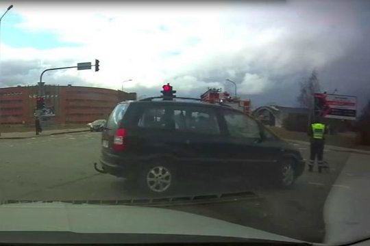 Trumpos žinios: paviešintas įrašas, kaip automobilis gatvėje partrenkia pareigūnę