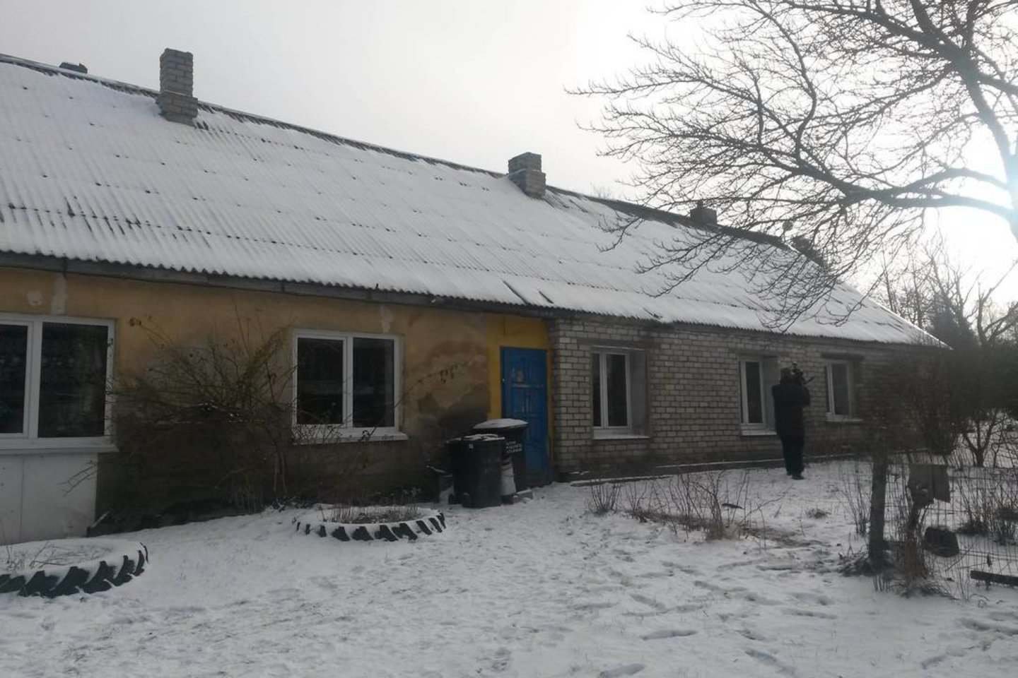 Sergantis vyras su motina gyveno šiame name.<br> A.Pilaitienės nuotr.