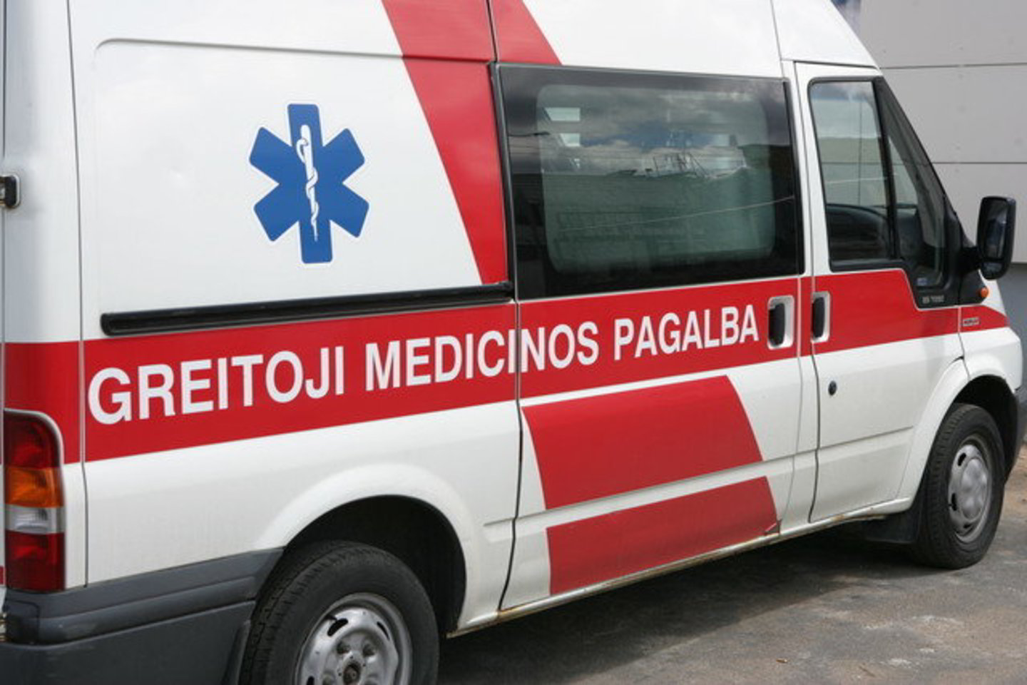  Po avarijos Šalčininkų rajone į ligoninę buvo skubiai pristatyti du sužeisti žmonės.<br> T.Bauro nuotr.