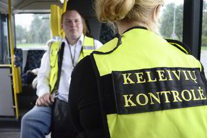 Vilniuje siautėjo „zuikis“ – peiliu smogė į kontrolierių kompiuterį