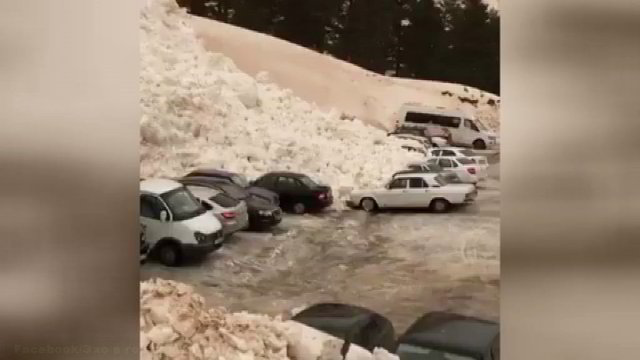 Negailestinga žiema: sniego lavina lėtai surijo automobilių stovėjimo aikštelę