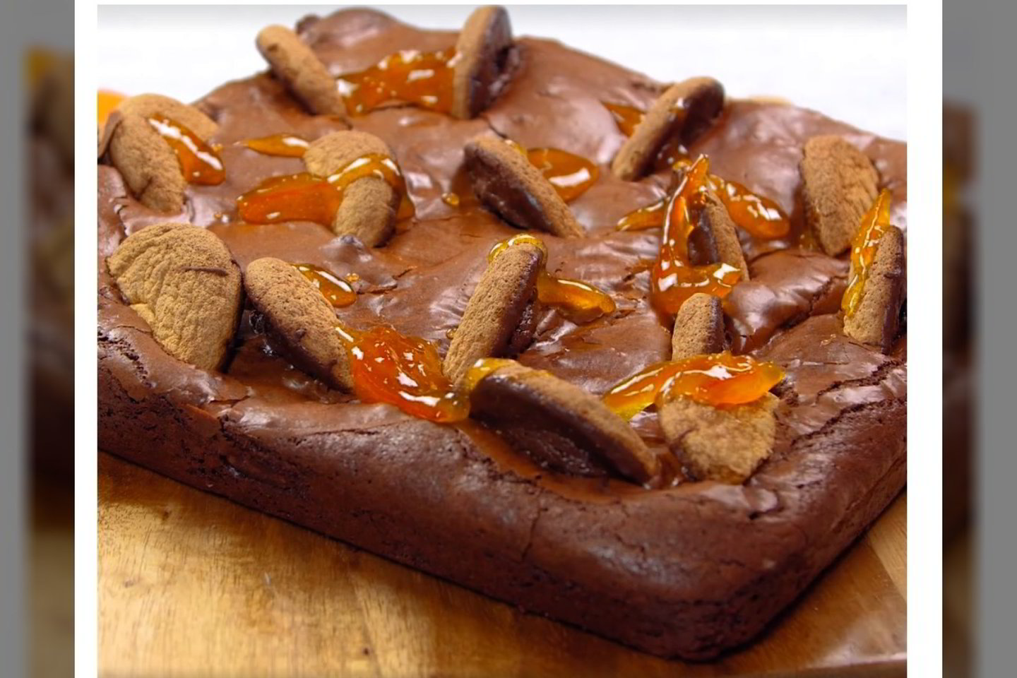 Drėgnas šokoladinis pyragas su „Jaffa“ sausainiais.<br> Stop kadras (facebook.com/GOODHOUSEKEEPING)