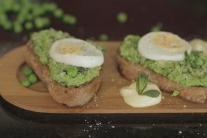 Pakvieskite į lėkštes pavasarį: brusketa su žirneliais ir kiaušiniu