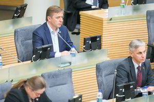 Du valstiečiai persėdo toliau nuo seniūno, nurodo skirtingas priežastis