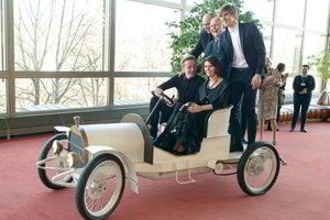 LNOBT nominantai į Kauną išlydėti baltu kabrioletu