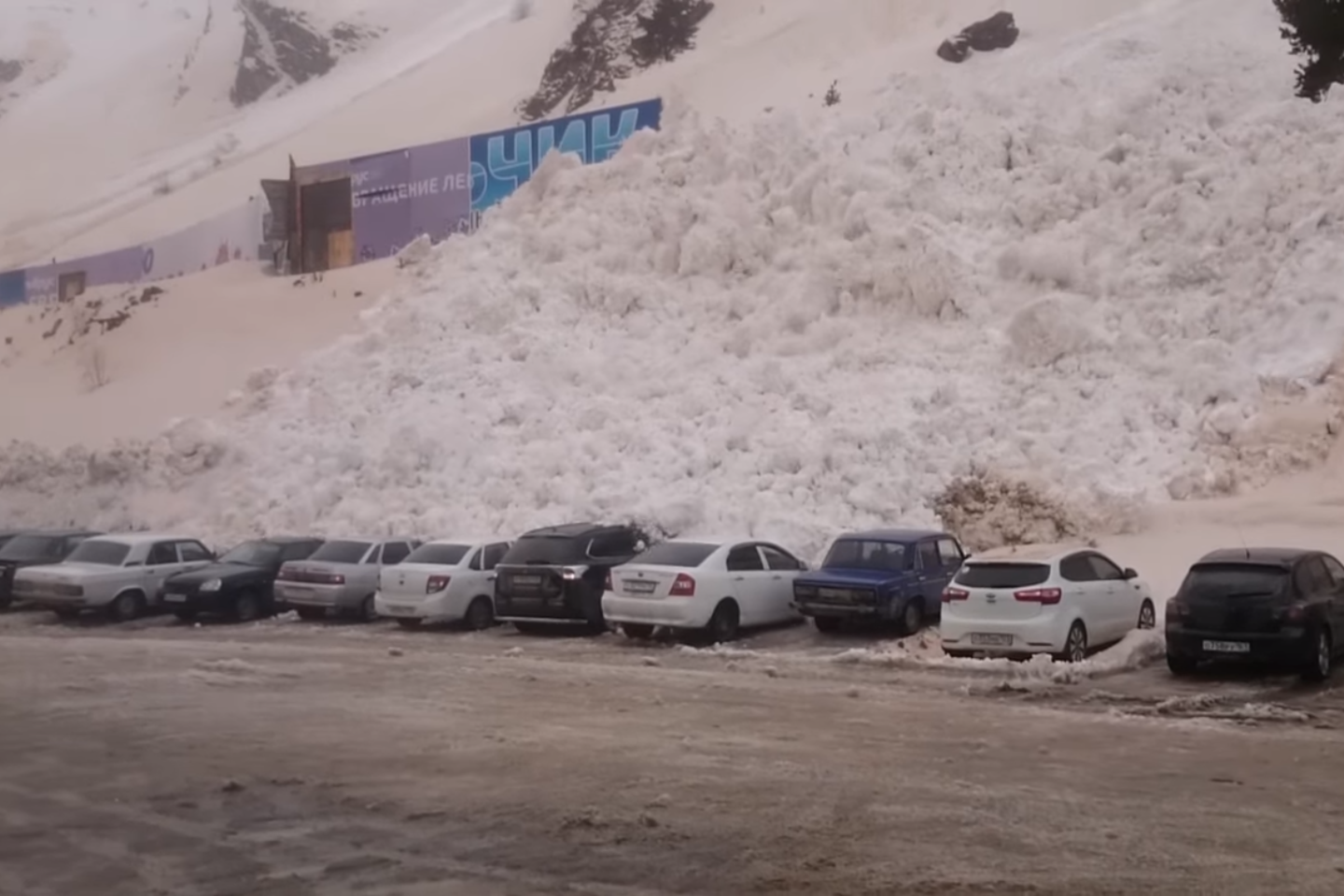 Sniego lavinai užgriuvus stovėjimo aikštelę buvo rimtai apgadinti 15 automobilių.<br>Lrytas.lt nuotr.