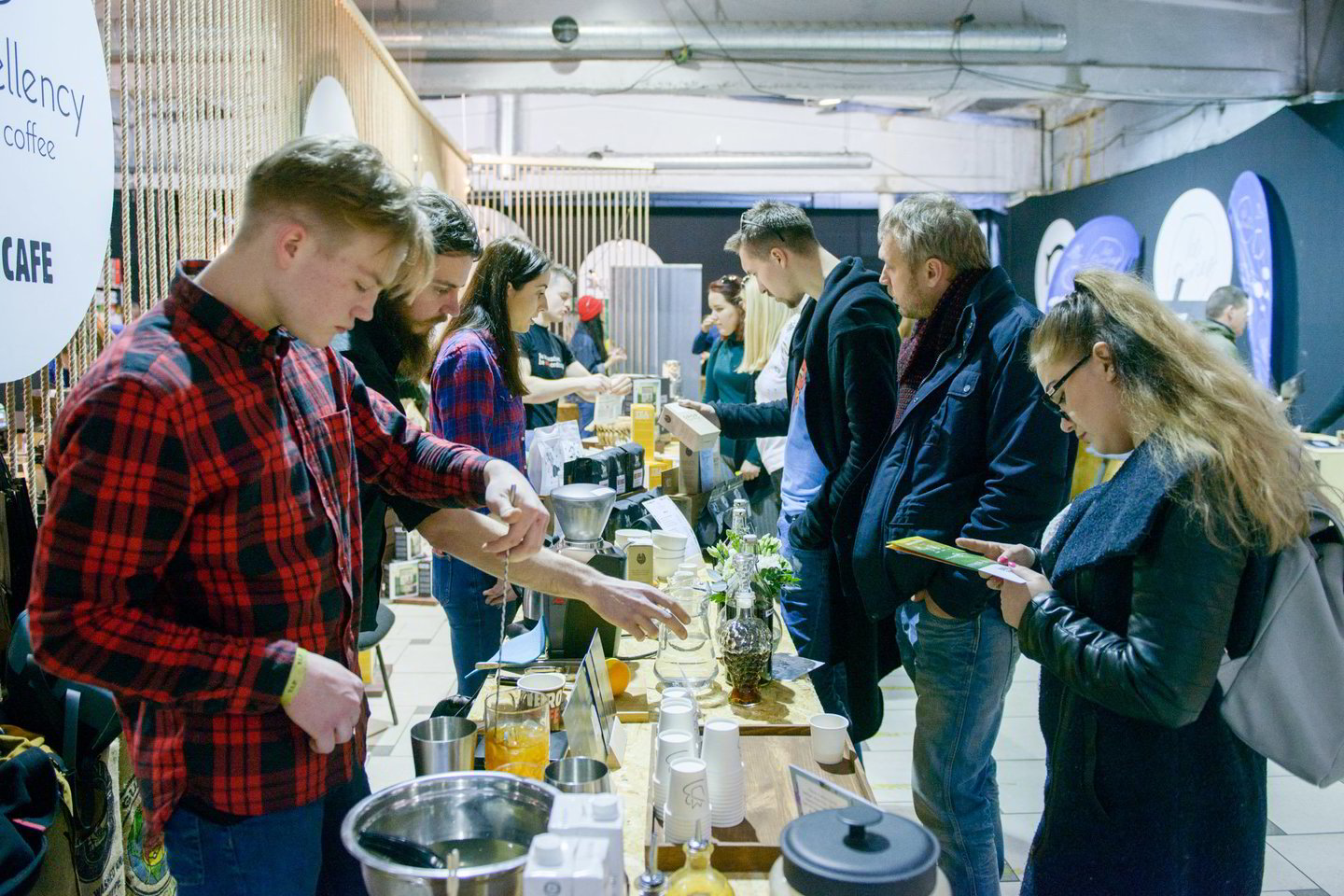  Vilniaus kavos festivalyje buvo ragaujama ypač daug kavos, ir dar – mažais kiekiais. Taip susikaupė daugybė vienkartinių puodelių, o kartu – ir kavos tirščių.  <br>J.Stacevičiaus nuotr. 