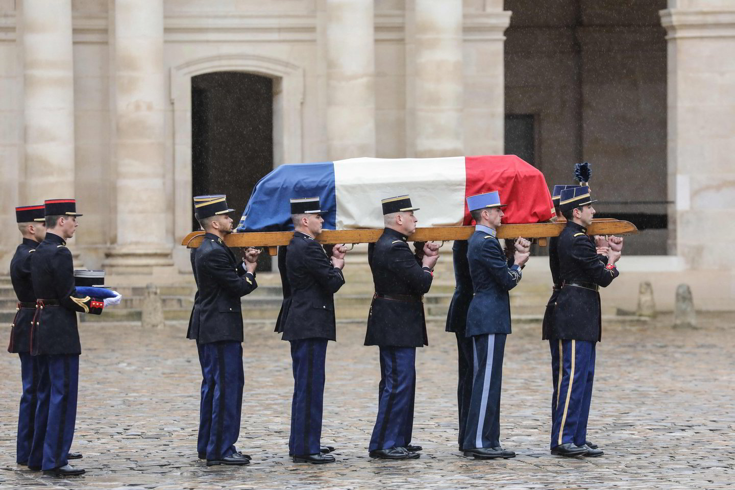  Prancūzai pagerbė žuvusio policininko atminimą.<br> AFP/Scanpix nuotr.