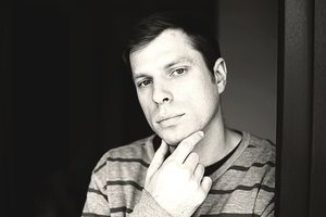 Į smilkinį įsirėžusi vinis vilniečio gyvenimą paženklino priepuoliais