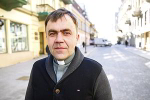 Tamsios praeities neslepiantis kunigas: „Žinau, kad esu egzotika prie altoriaus“