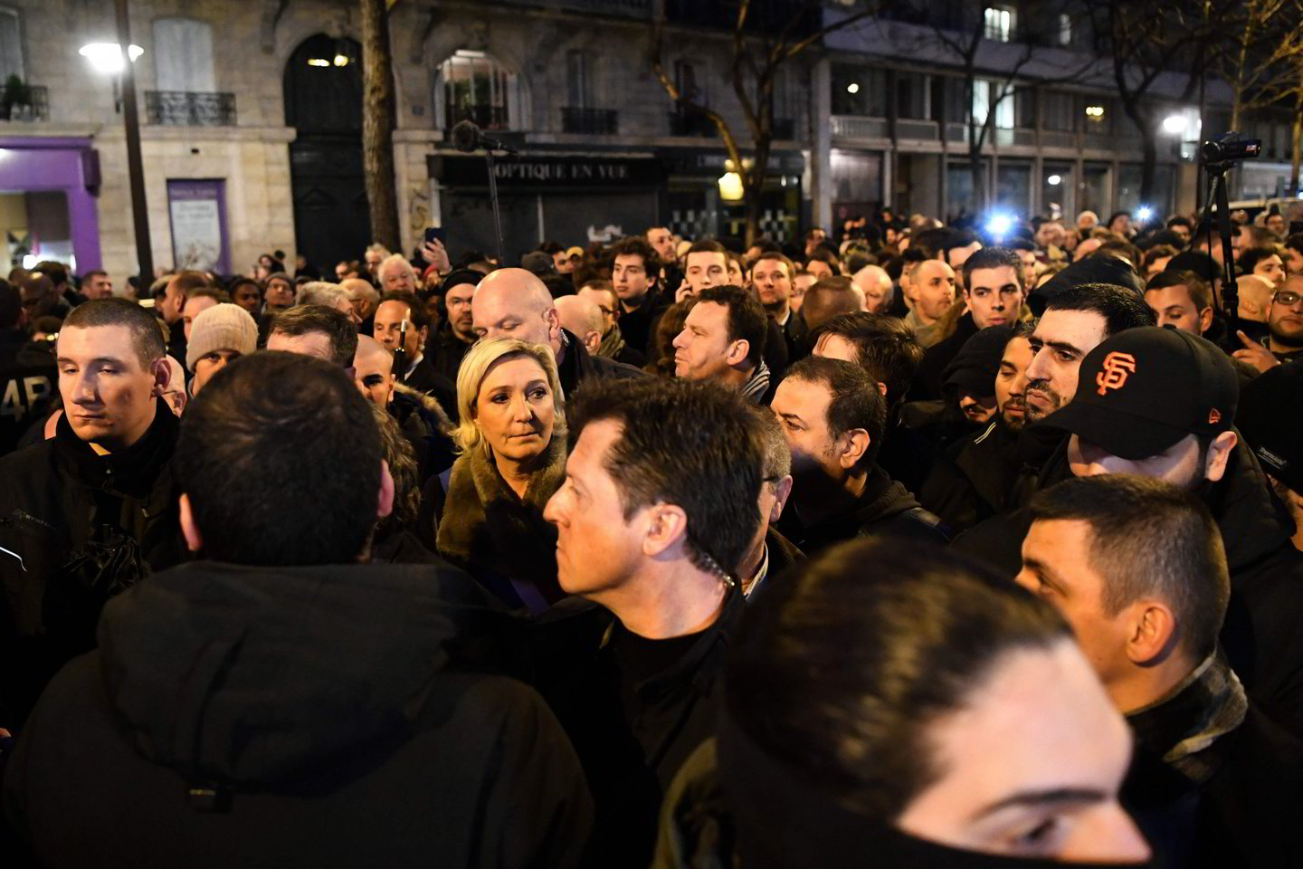  Tyli eisena Paryžiuje<br> AFP/Scanpix nuotr.