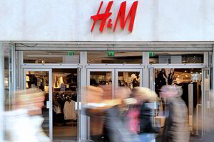 Atsiviję skandalai skaudžiai pagadino „H&M“ finansinius rodiklius