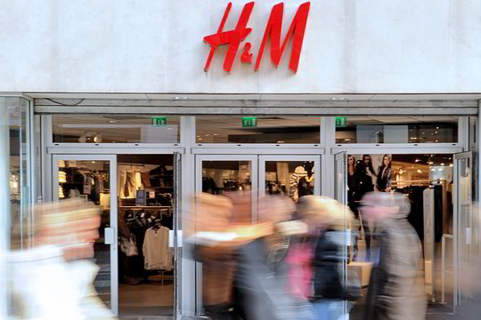 Atsiviję skandalai skaudžiai pagadino „H&M“ finansinius rodiklius