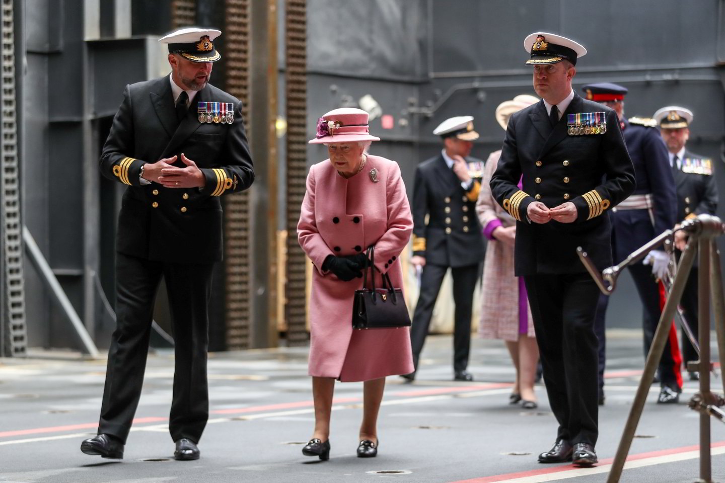  Akylai stebintys karalienę pastebėjo, kad rankinės pagalba ji parodo, kada jai atsibodo su kuo nors šnekėtis ar kada ji norėtų keliauti namo. <br> Reuters / Scanpix nuotr.