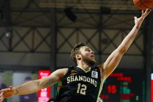 Puikiai žaidęs D. Motiejūnas padėjo savo komandai išlyginti pusfinalio seriją