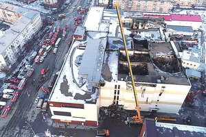 Po pražūtingo gaisro Kemerove – šiurpūs liudijimai ir skaudžios versijos