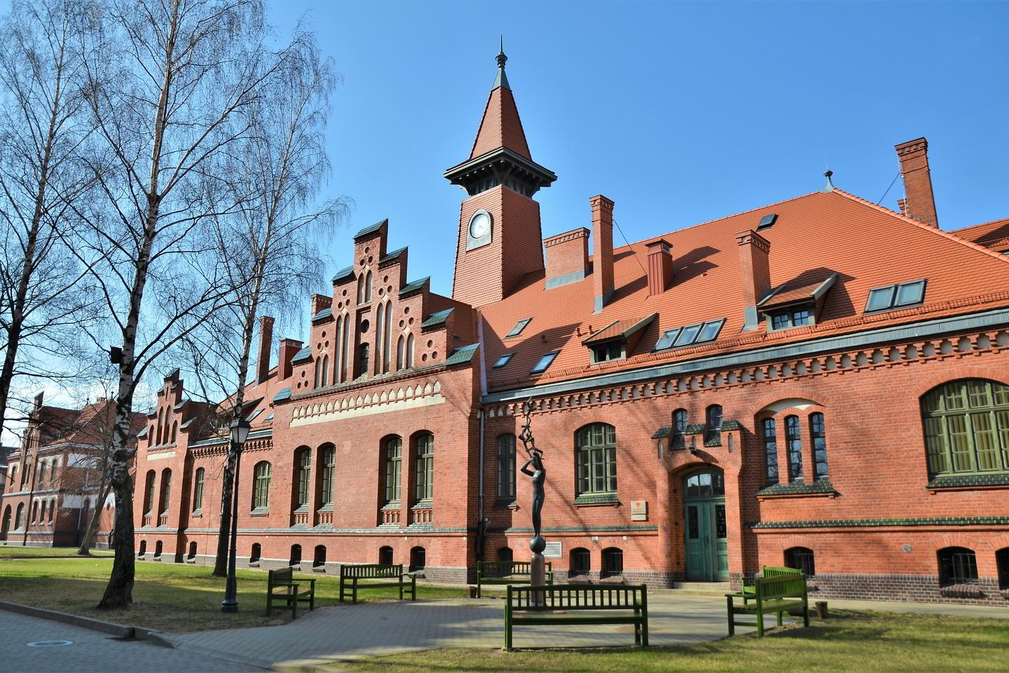  Klai­pė­do­je tam­siuo­ju pa­ros me­tu pla­nuo­ja­ma apš­vies­ti is­to­ri­nių pas­ta­tų fa­sa­dus. Pir­ma­sis tu­rė­tų nuš­vis­ti Klai­pė­dos uni­ver­si­te­tas, įsi­kū­ręs šim­ta­me­tė­se ka­rei­vi­nė­se.