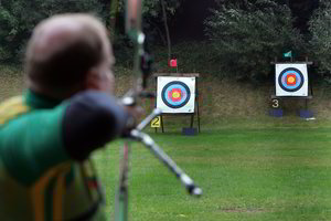 Lietuvoje siūloma leisti medžioklę su lankais