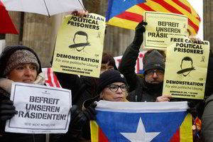 Berlyne šimtai protestuotojų ragina paleisti Carlesą Puigdemont'ą