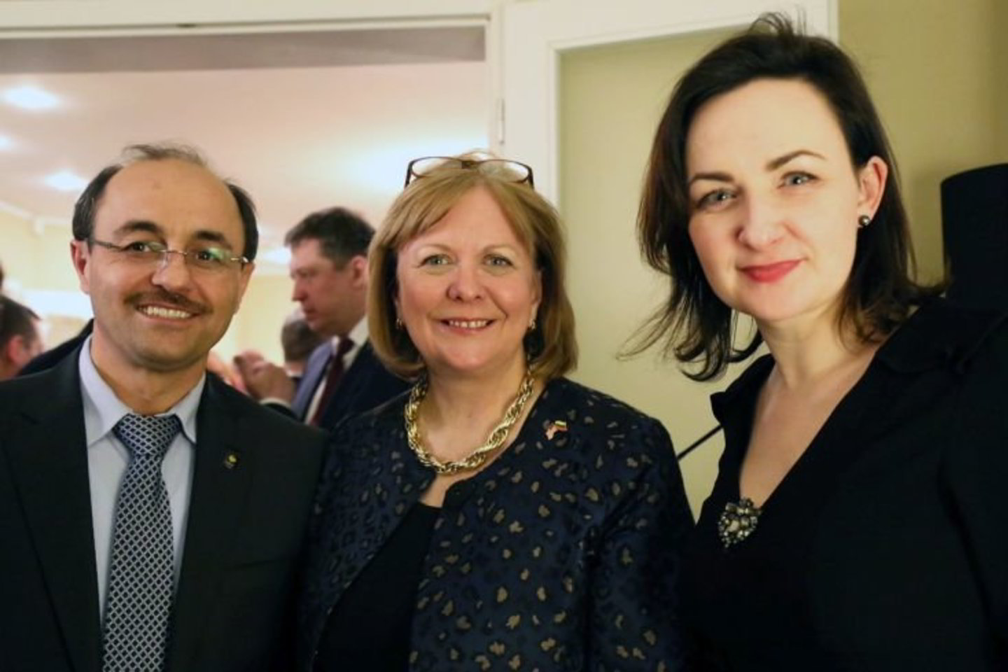  Dr. Naimas Kapucu (kairėje), JAV ambasadorė Lietuvoje Anne Hall ir KTU docentė Eglė Vaidelytė.<br> Organizatorių nuotr.