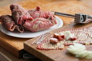 Mėsos vyniotinis su kumpiu ir sūriu: išbandykite šį receptą – nesigailėsite